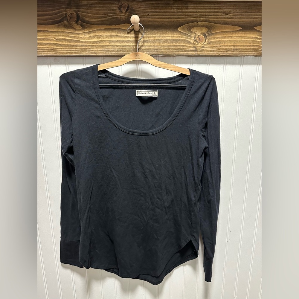 Abercrombie & Fitch Classic Black Long Sleeve Tee curved hem EUC Sz L